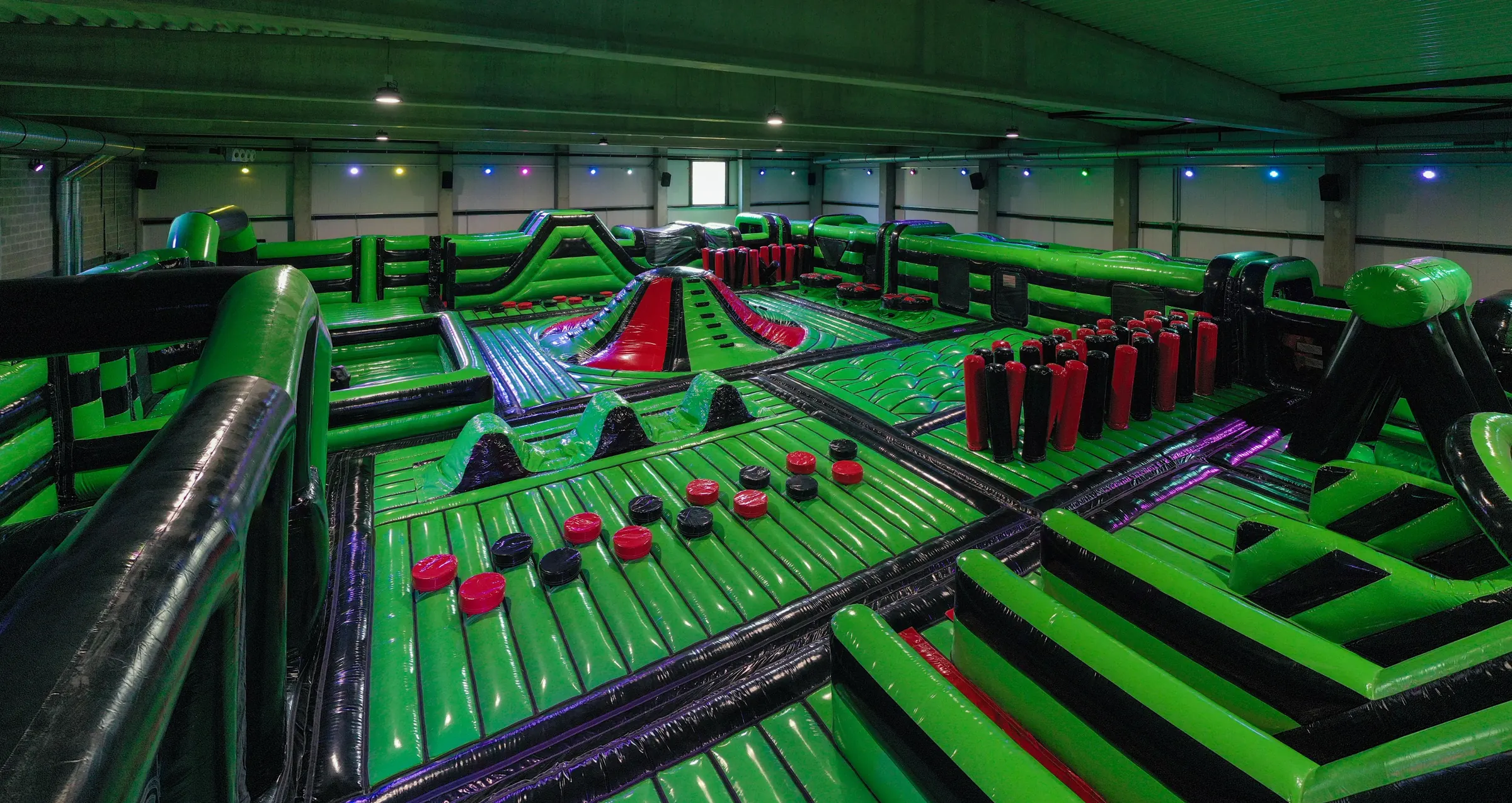Het inflatable park in actie