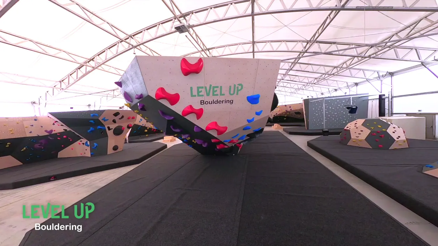 De boulderhal van Level Up met een grote klimblok