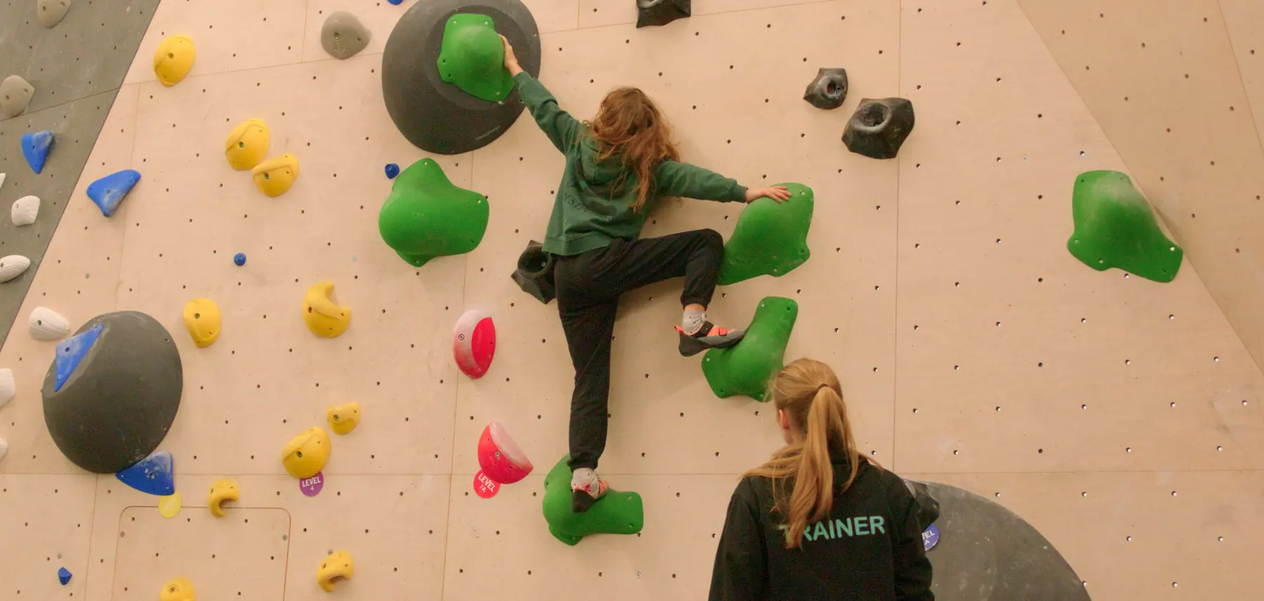 Een klimmer op de bouldermuur van Level Up