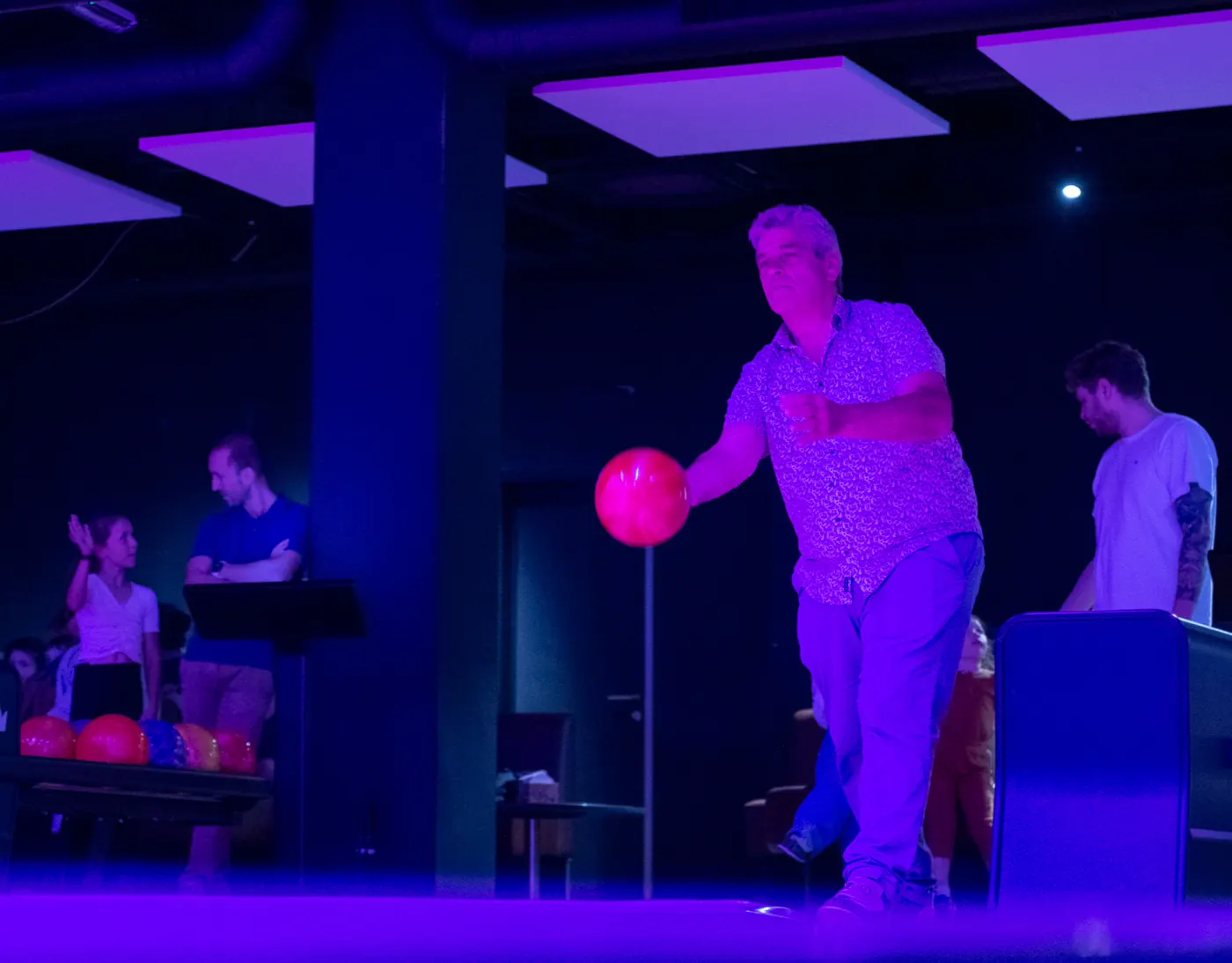 Een man gooit een bowlingbal bij Level Up