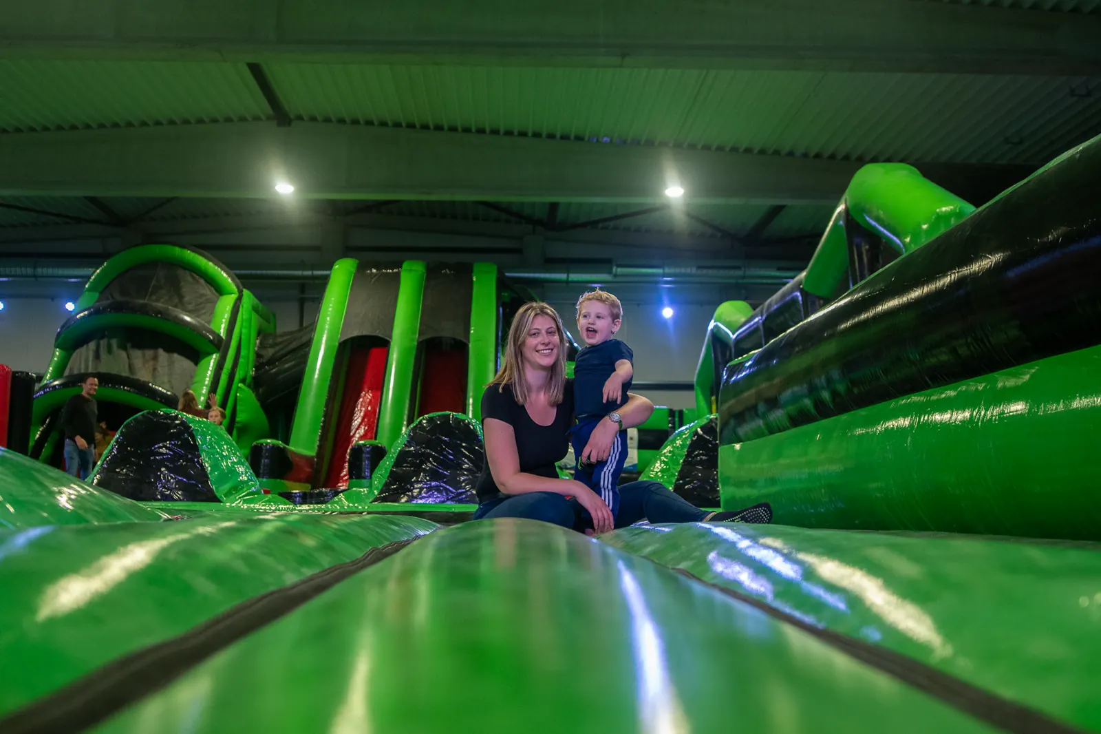 Een mama en haar zoontje op het inflatable park