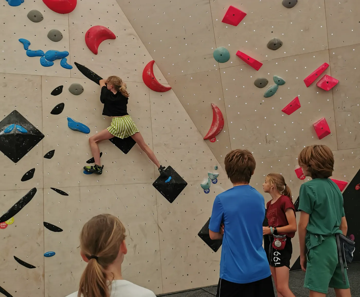 Kinderen bij de klimmuur van Level Up