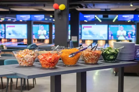 Een buffet met verse salades