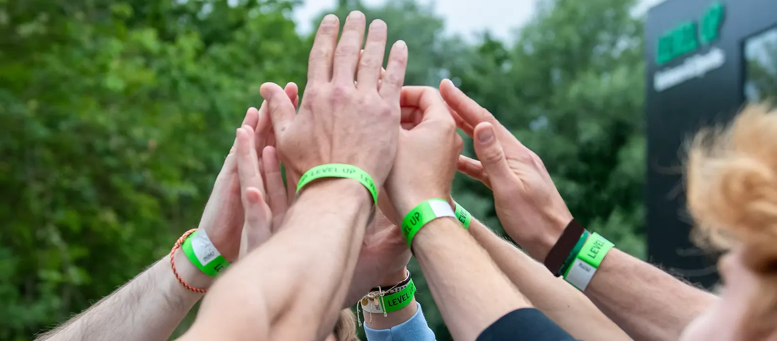 Collega's steken hun handen samen in de lucht