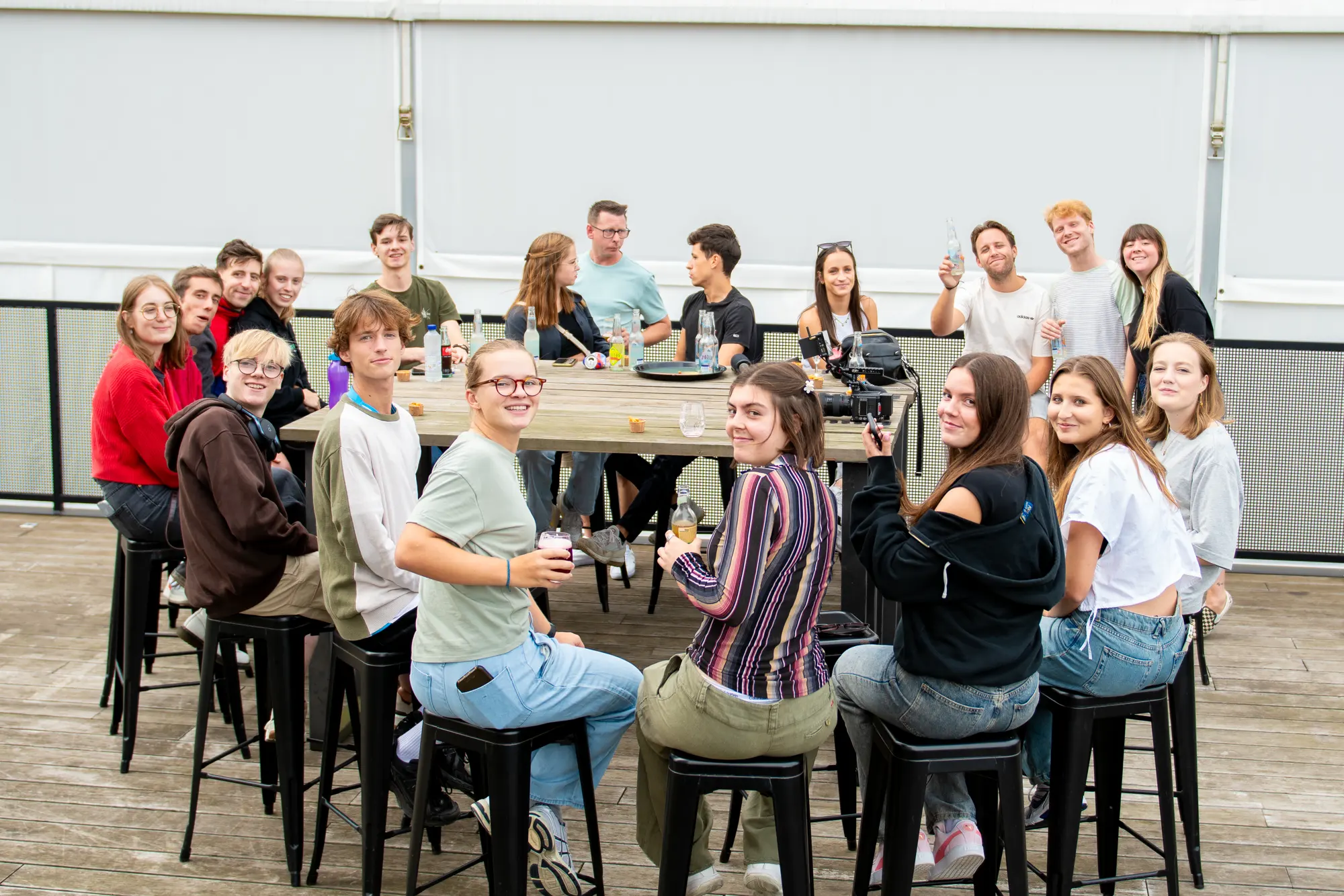 Het team van Level Up samen aan tafel op het terras